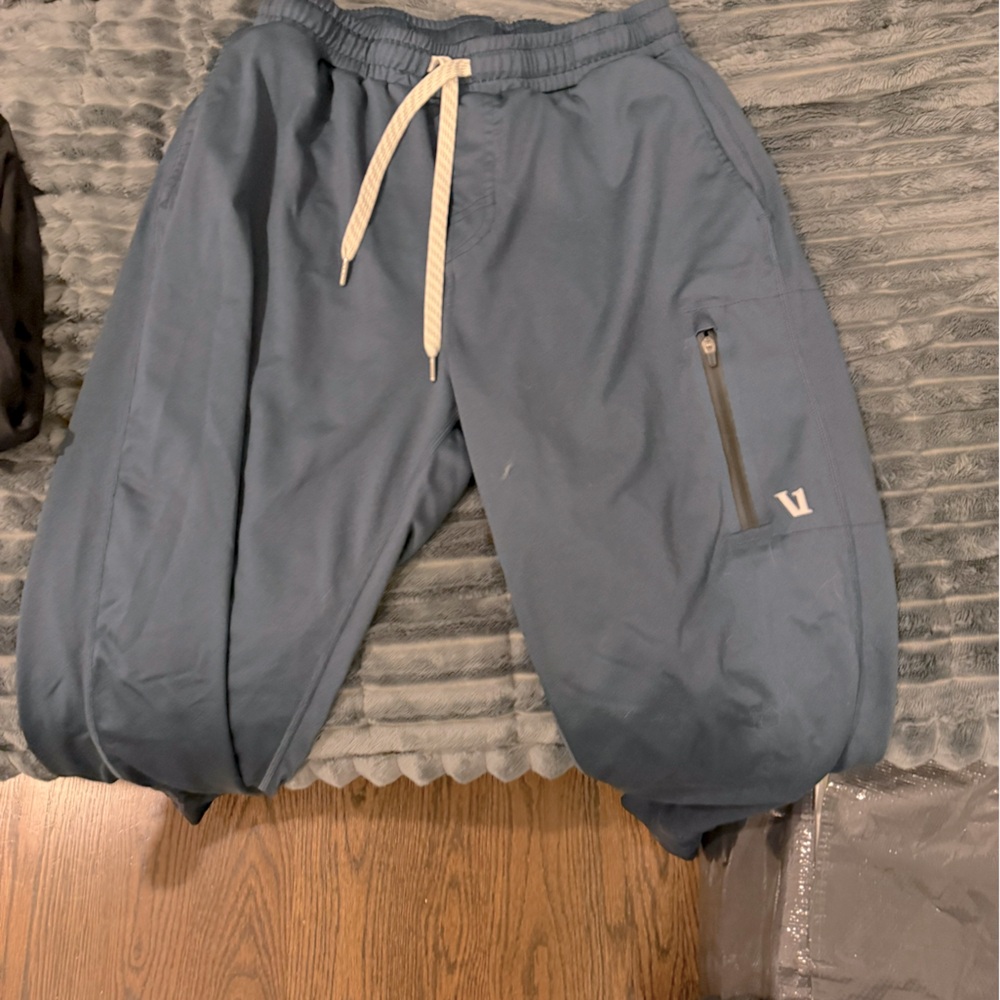 Vuori men’s Sunday joggers in blue - size small (like new)